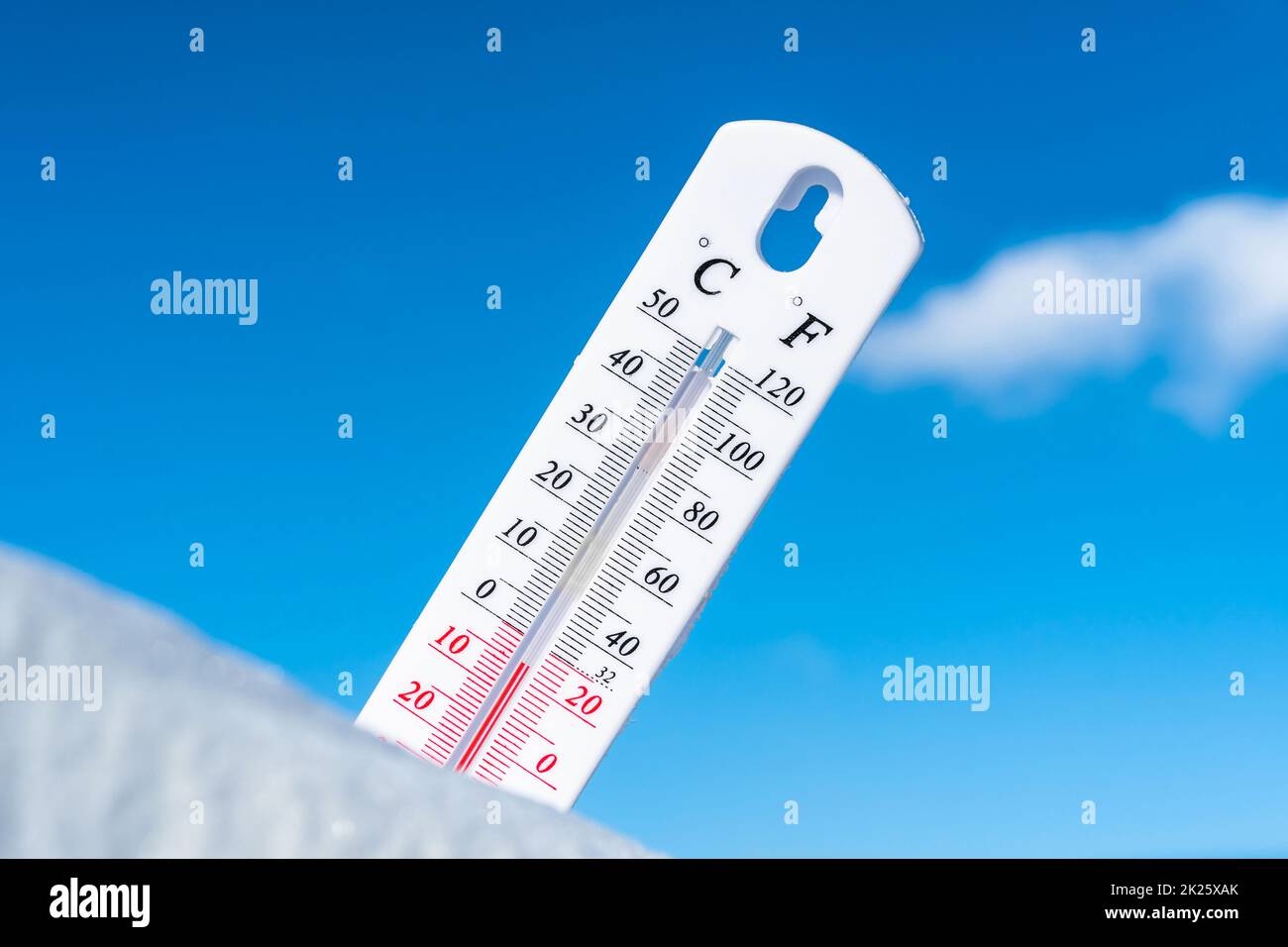 Termometro in inverno al freddo sulla neve e analisi basse temperature negative dell'aria in condizioni climatiche chiare e soleggiate.condizioni meteorologiche e analisi ambientale.cambiamento climatico sulla terra.regione settentrionale Foto Stock