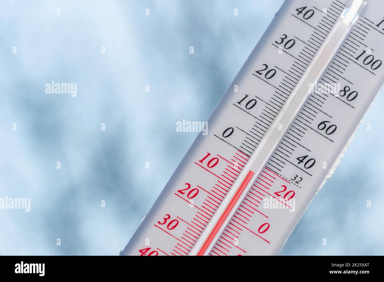 Termometro in inverno al freddo sulla neve e analisi basse temperature negative dell'aria in condizioni climatiche chiare e soleggiate.condizioni meteorologiche e analisi ambientale.cambiamento climatico sulla terra.regione settentrionale Foto Stock