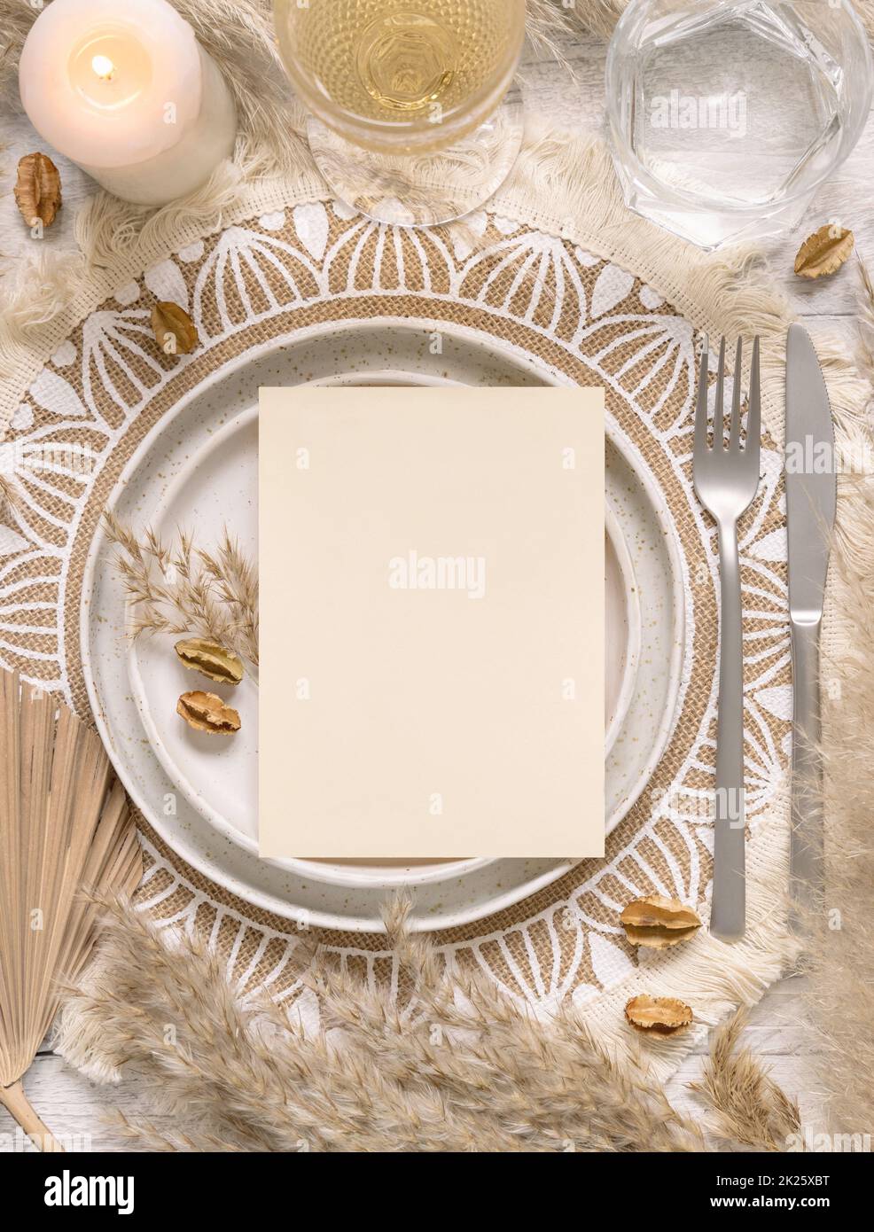 Boho Wedding Table Place con carta bianca sul piatto vicino a pampas erba Foto Stock