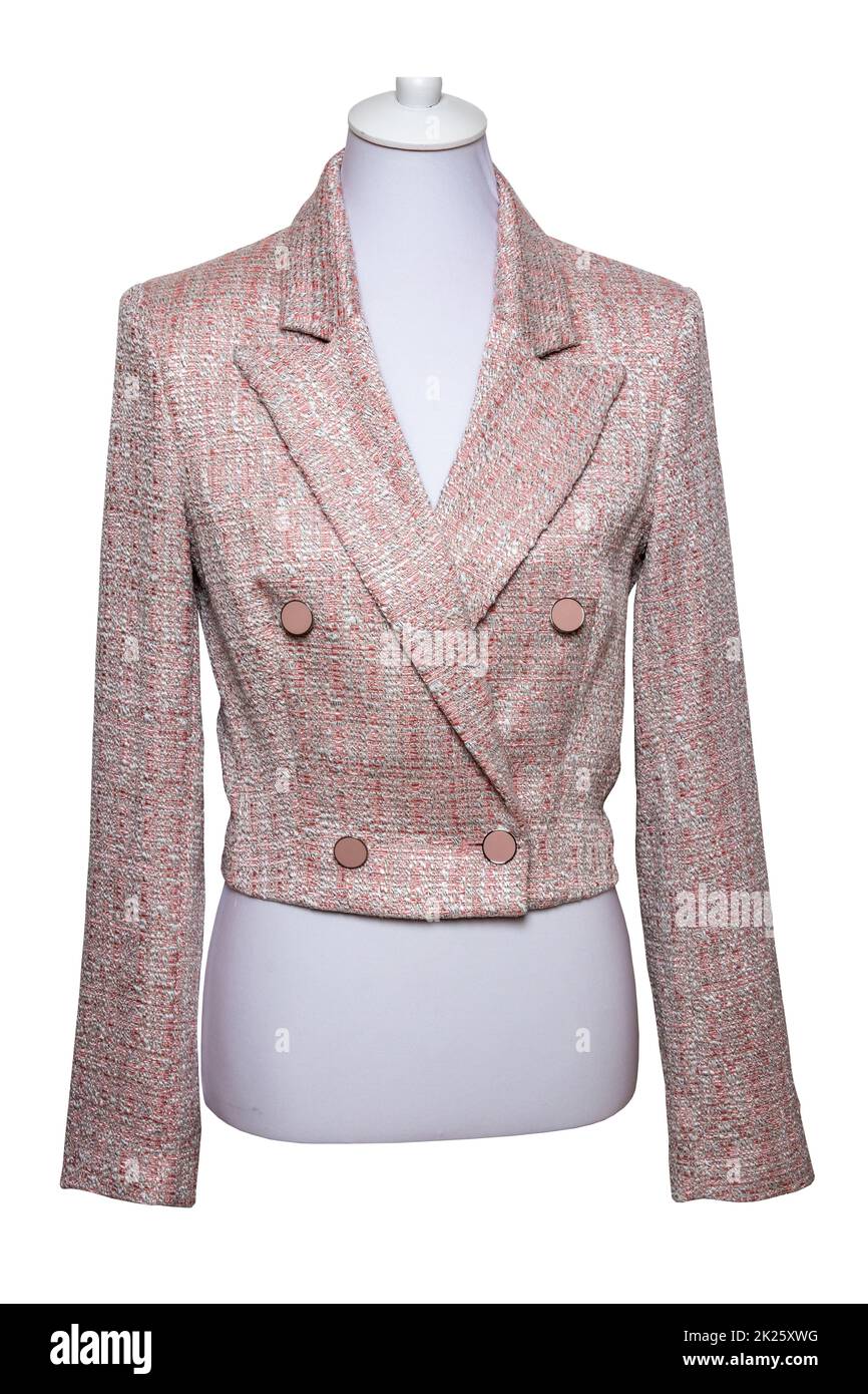 Giacca femminile rosa. Primo piano di un moderno ed elegante blazer tweed su manichino isolato su sfondo bianco. Realizzato in lana vergine, il tessuto tweed proviene dalla Scozia. Foto Stock