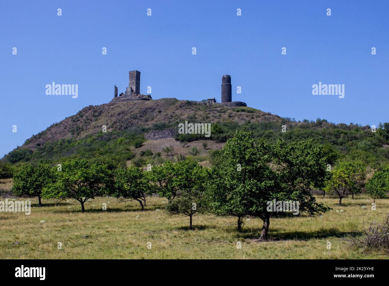 Ruine di castello di Hazmburk con due torri Foto Stock