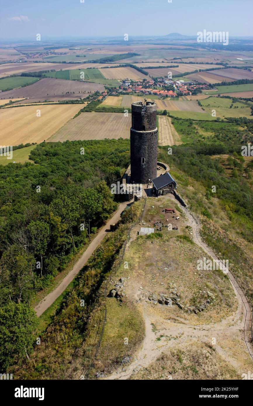 Ruine del castello di Hazmburk, vista sulla torre nera Foto Stock
