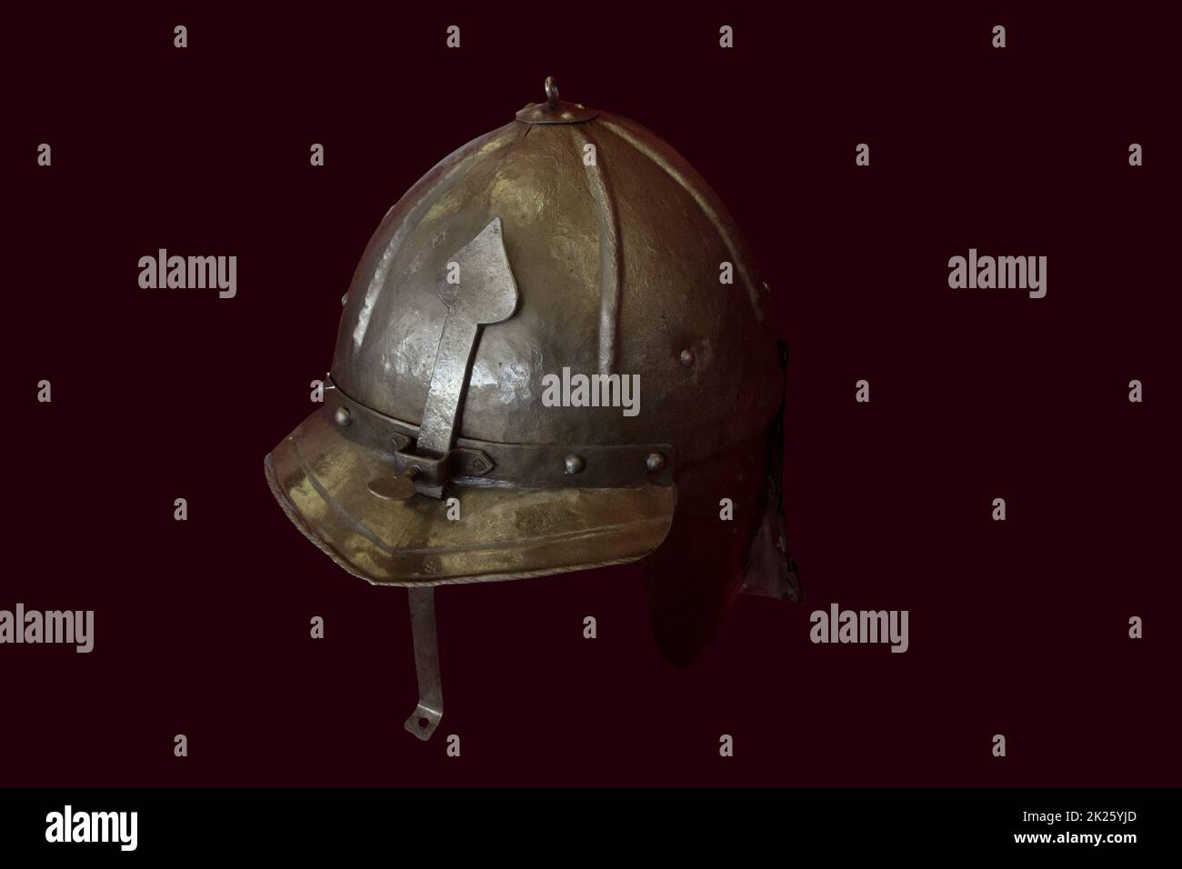 Vecchio casco in metallo militare isolato Foto Stock