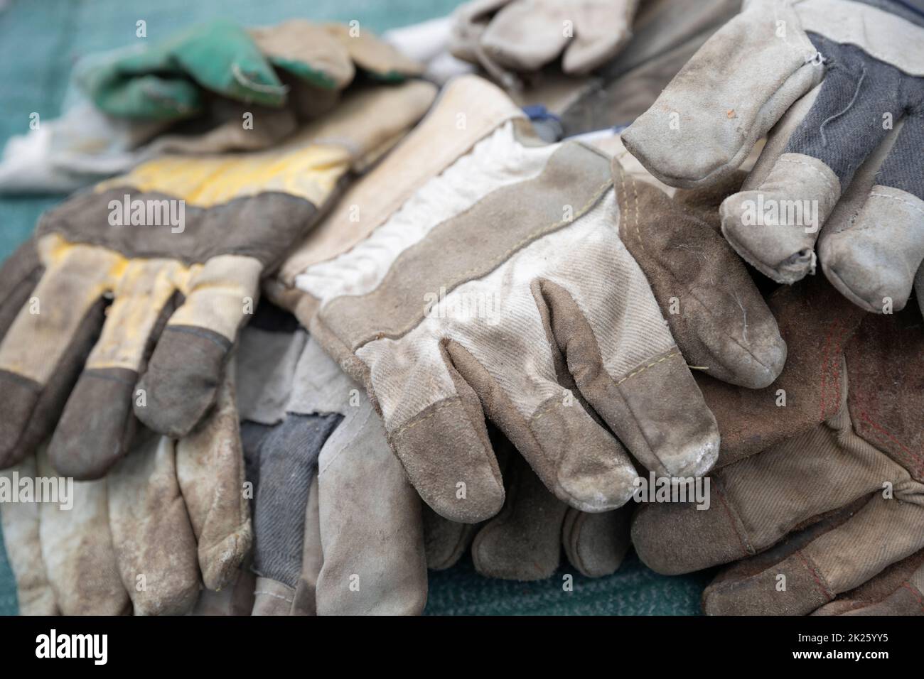 Mucchio di guanti da giardiniere vecchio Foto Stock