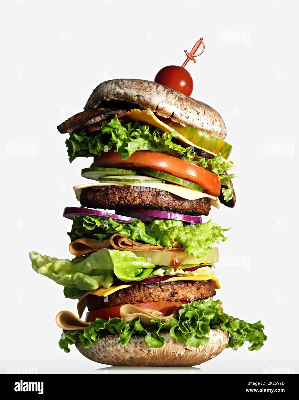 Veggie Burger realizzato con tappi a fungo portabello sparati in bianco in uno studio Foto Stock