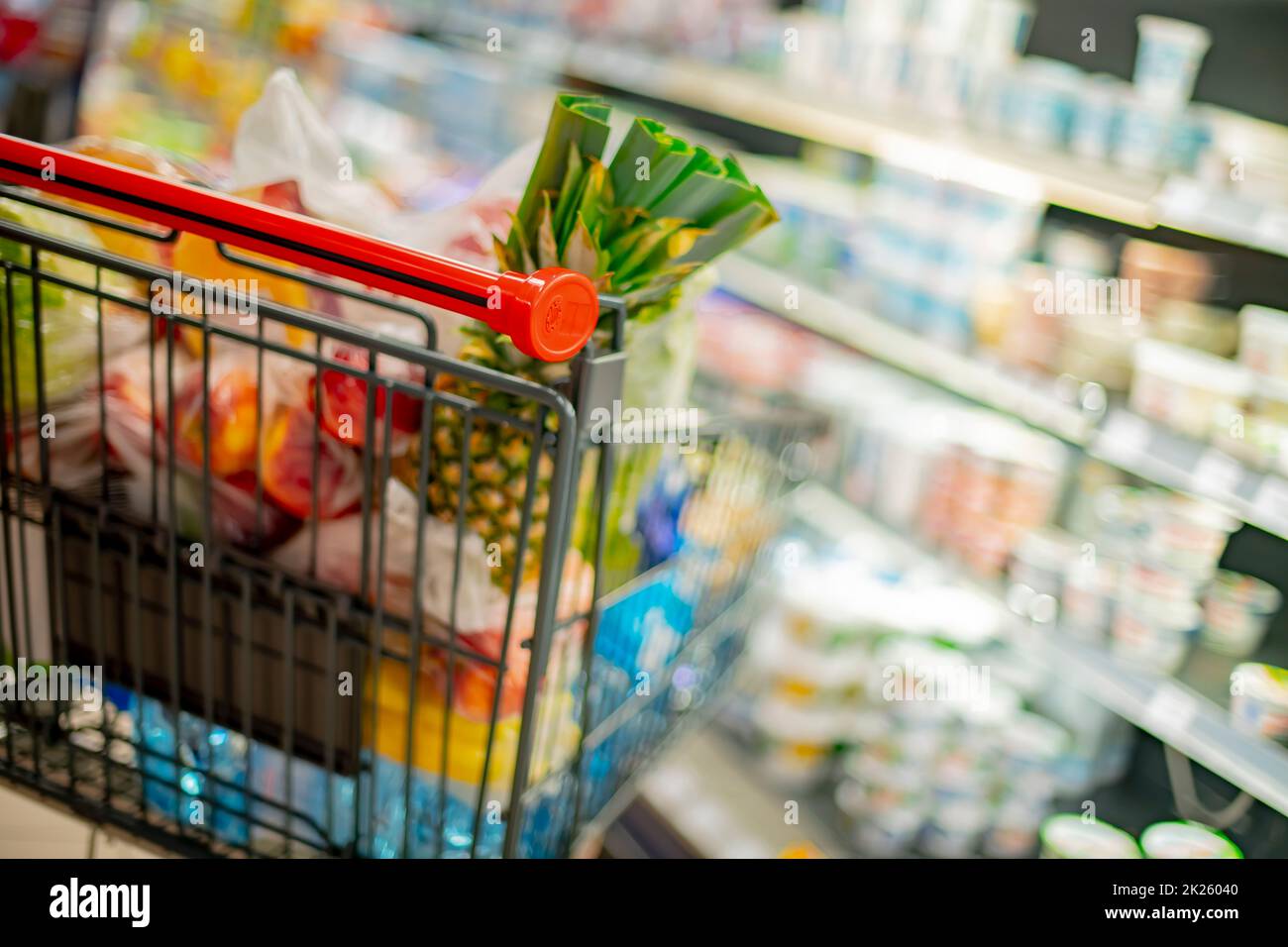 Un carrello con prodotti alimentari in un supermercato Foto Stock
