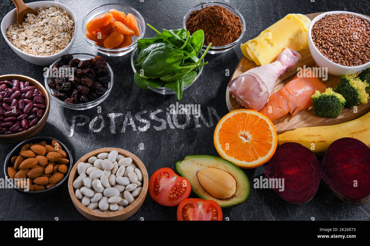 Composizione con prodotti alimentari ricchi di potassio Foto Stock