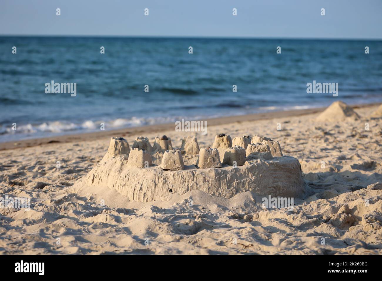 Un grande castello di sabbia rotonda sulla spiaggia del Mar Baltico. Foto Stock