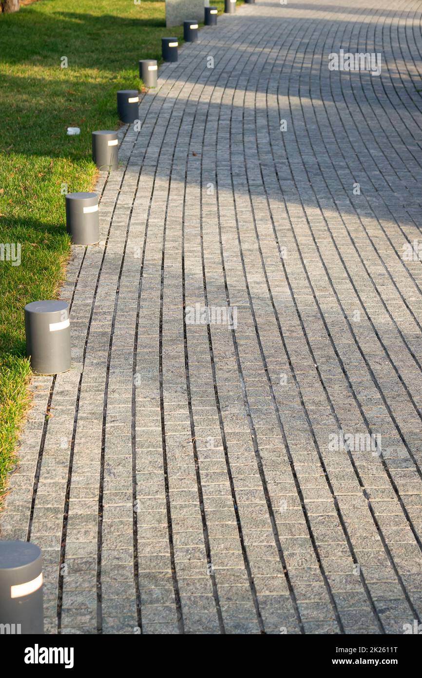 Sentiero nel parco lastricato di mattoni in pietra. Foto Stock
