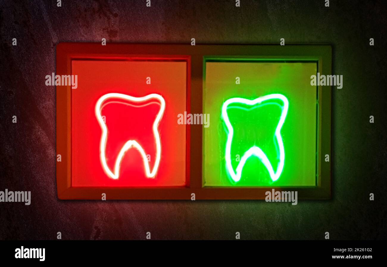 Clinica dentale che fa pubblicità al design in stile neon alla moda. Cartello al neon con luce notturna Foto Stock