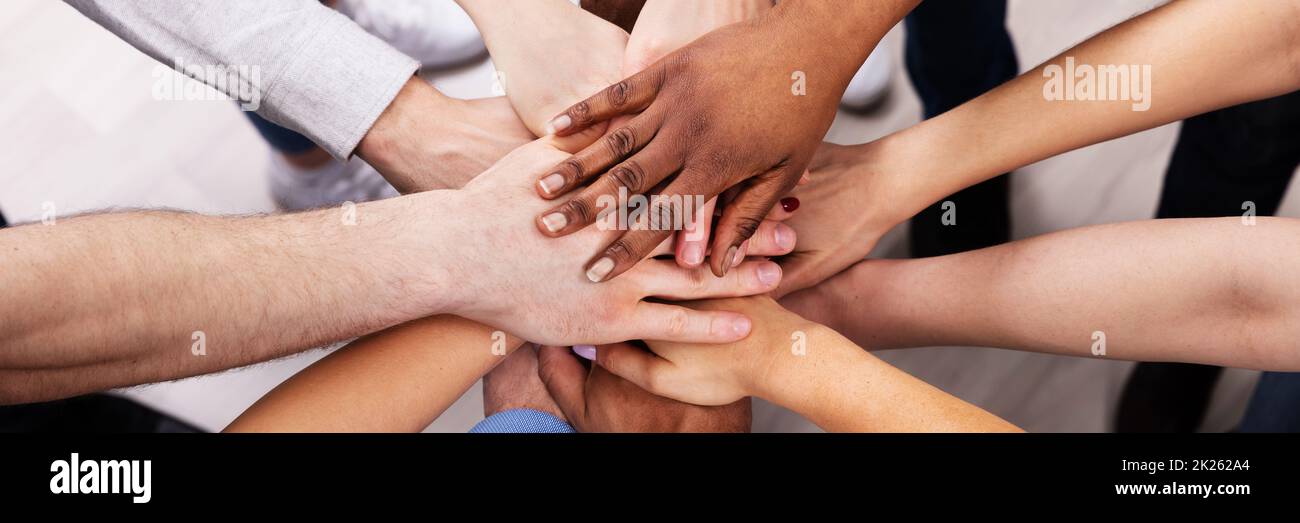 Persone diverse impilare la mano insieme Foto Stock