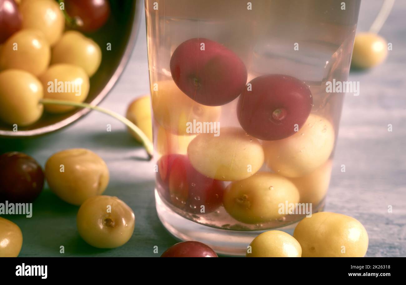 Un bicchiere di bevanda rinfrescante con frutti di bosco di ciliegia. Foto Stock