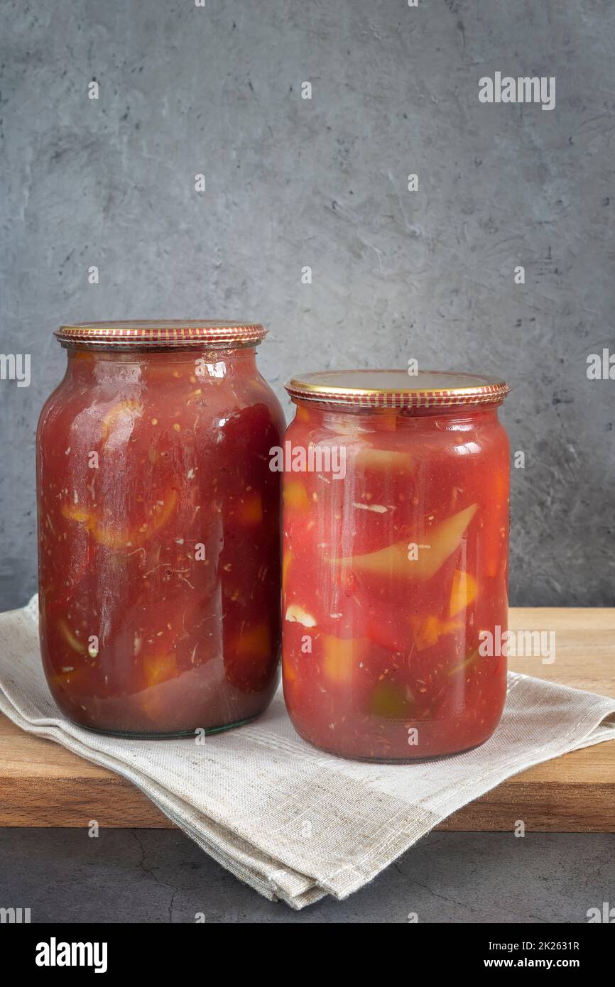 Home canning: conserve di peperoni in vasetti di vetro Foto Stock