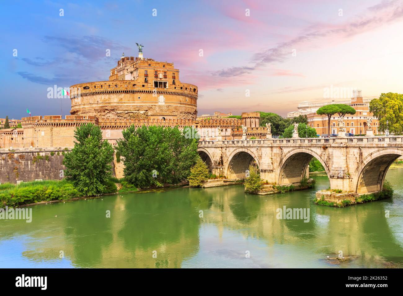 Il Mausoleo di Adriano, il Ponte Eeliano e il Tevere, Roma, Italia Foto Stock