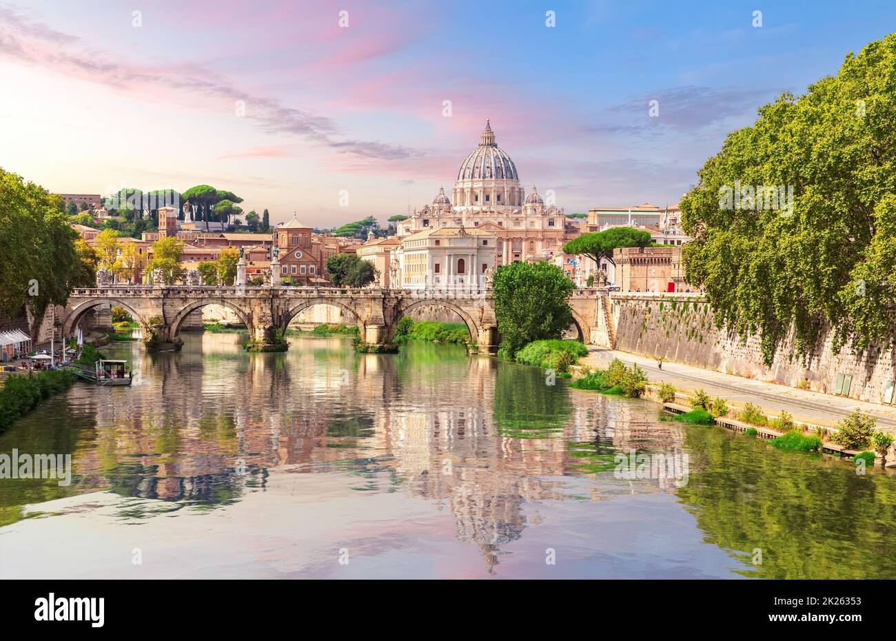 Il ponte che attraversa il Tevere e la Città del Vaticano, Roma, Italia Foto Stock