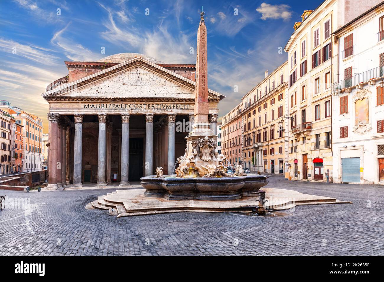 Il Pantheon e l'obelisco, vista completa, Roma, Italia Foto Stock