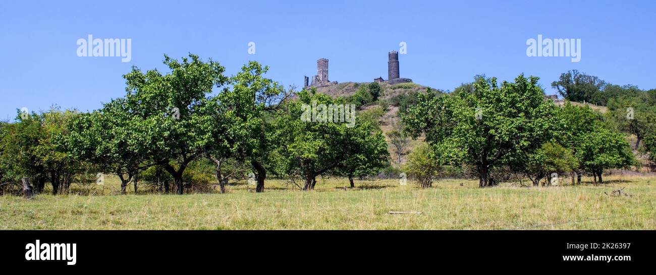 Ruine del castello di Hazmburk con due torri (2) Foto Stock
