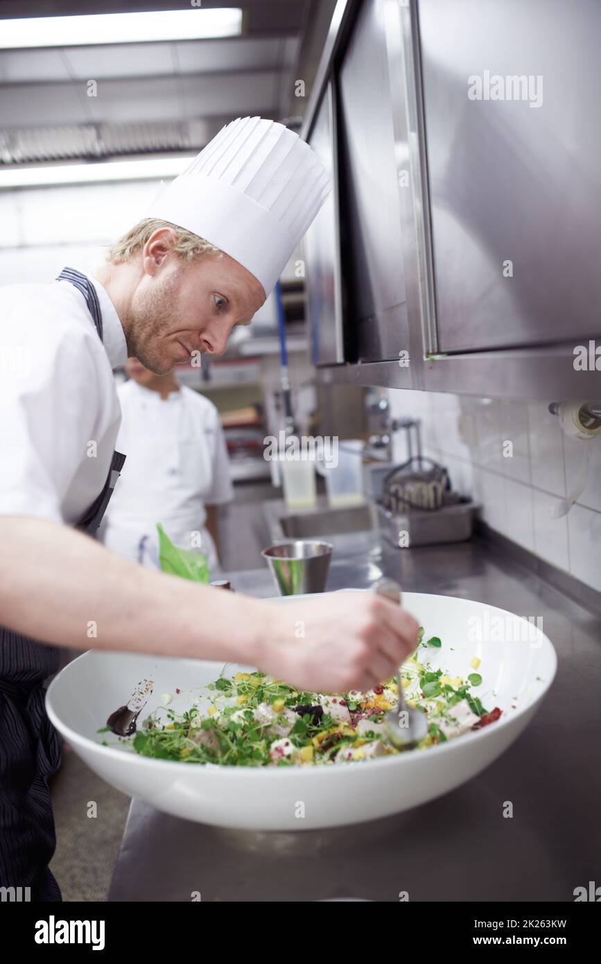 Preparazione degli antipasti. Chef preparazione di un servizio pasti in una cucina professionale. Foto Stock
