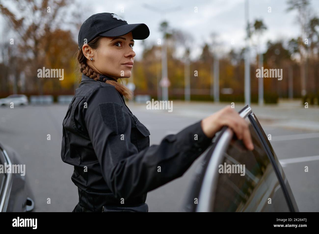 Donna di polizia in uniforme vicino ritratto auto Foto Stock