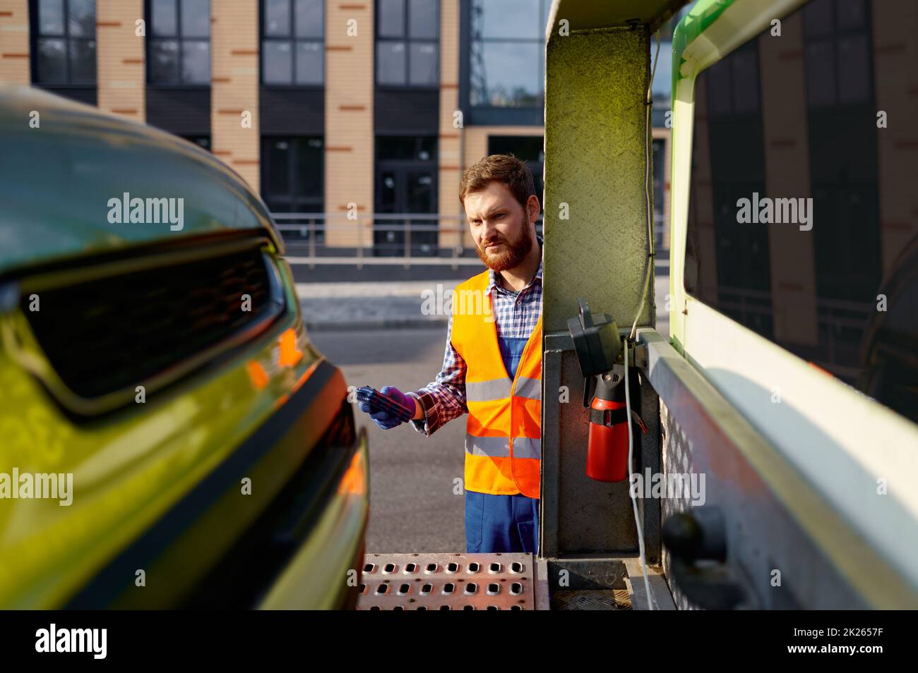 Uomo che lavora nel servizio di traino su strada Foto Stock