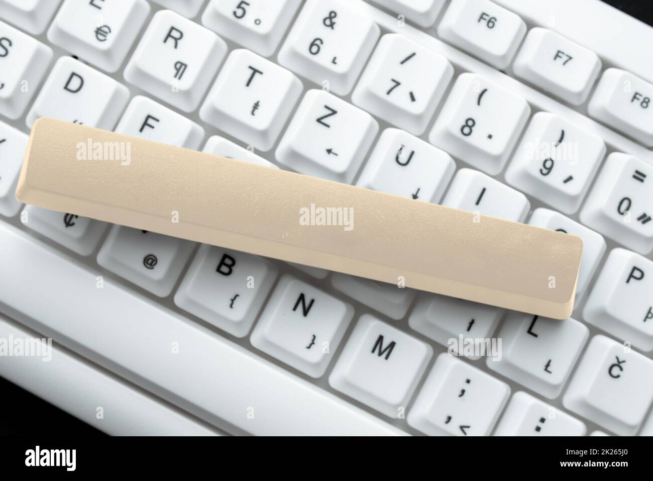 Risposta astratta messaggio online, digitazione Invio di lettere Internet, redazione di idee e-mail, dispositivo di comunicazione globale, apprendimento di cose nuove, attività di chat Foto Stock