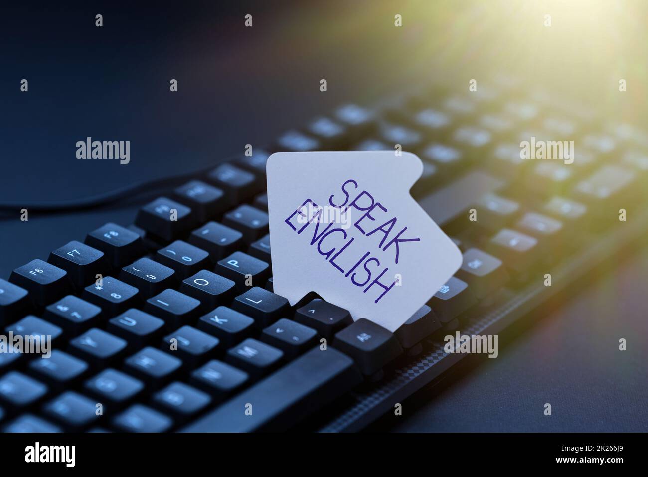 Cartello di testo che mostra parla inglese. Business Concept Study Another Foreign Language Online Corsi verbali scrivere reclamo sui social media, segnalazione di cattivo comportamento online Foto Stock