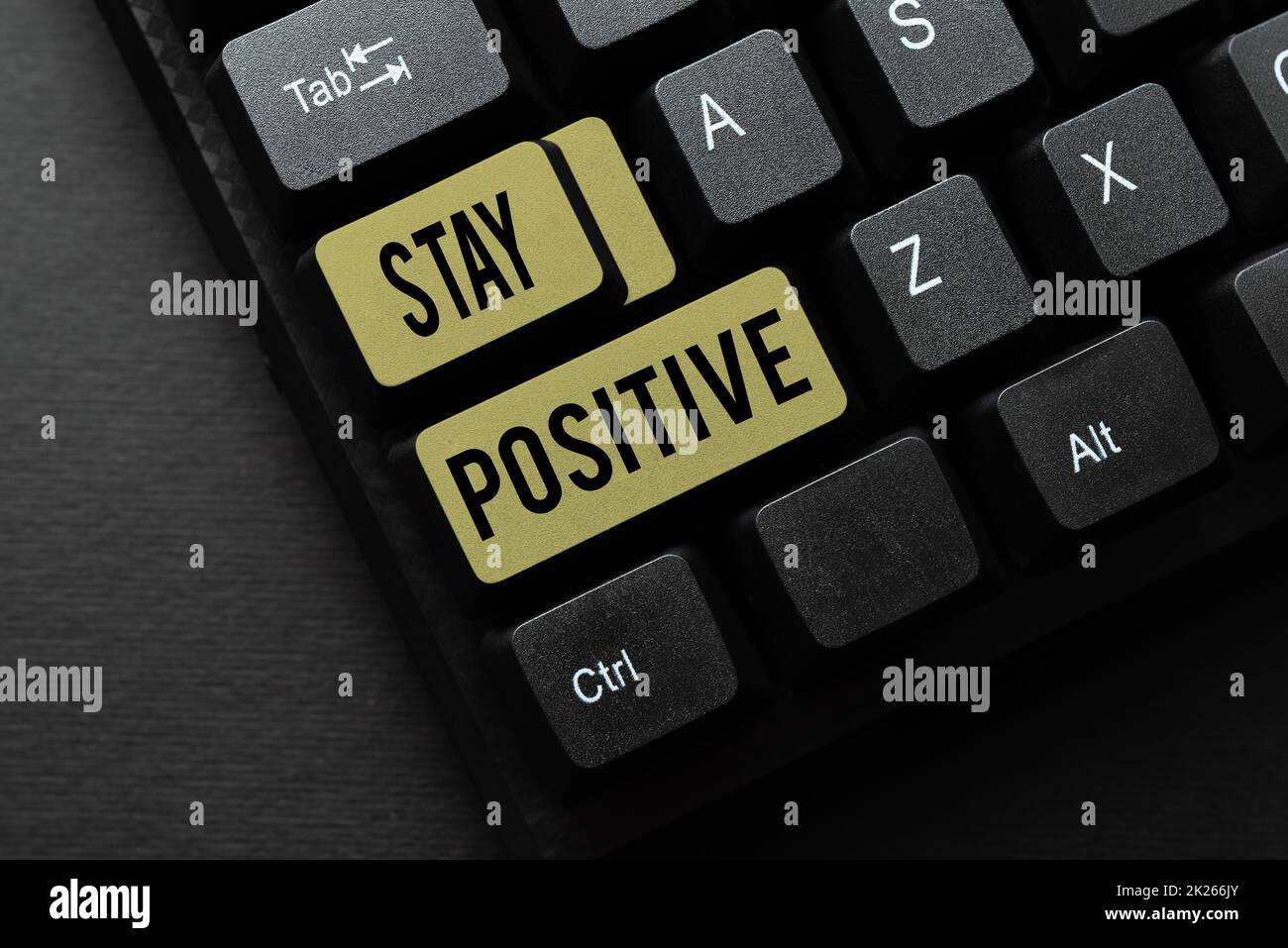 Scrittura visualizzazione testo rimanere positivo. Concetto che significa impegnarsi in pensieri edificanti essere ottimisti e reale scaricare documenti concetto, caricare e postare nuovi file su Internet Foto Stock