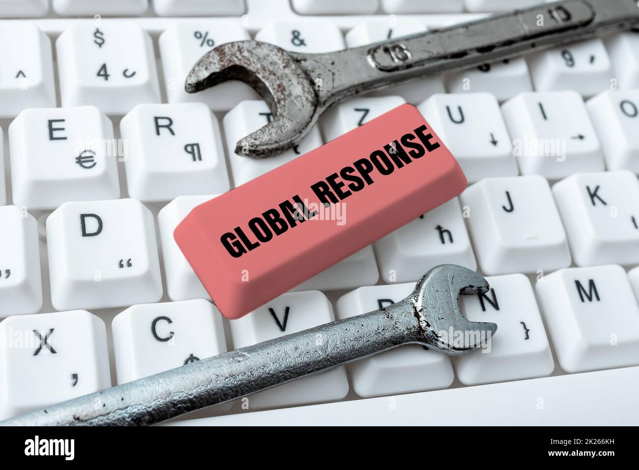 Segno di scrittura a mano Global Response. L'idea di business indica il comportamento del materiale lontano dal punto di impatto scaricare file e dati online, caricando codici di programmazione Foto Stock