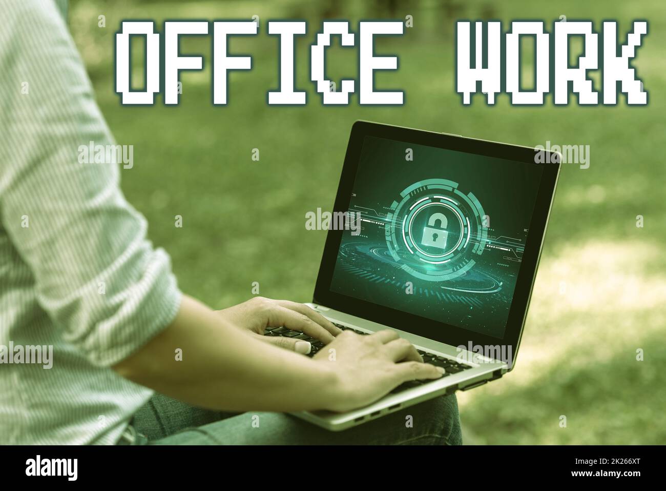 Didascalia concettuale lavoro di ufficio. Business Concept un lavoro che avviene principalmente nell'ambiente d'ufficio Donna seduta con Latop da solo nel Parco realizzazione di lavori remoti. Foto Stock