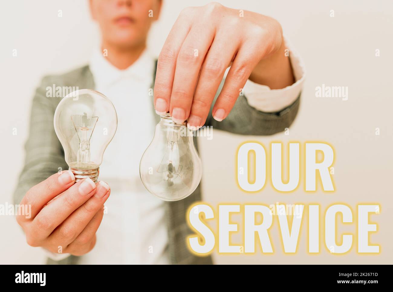Cartello che mostra il nostro Servizio. Foto concettuale che fornisce assistenza al pubblico con un set specifico di abilità Lady vestito tenendo due lampade capovolte presentando nuove idee tecnologiche Foto Stock