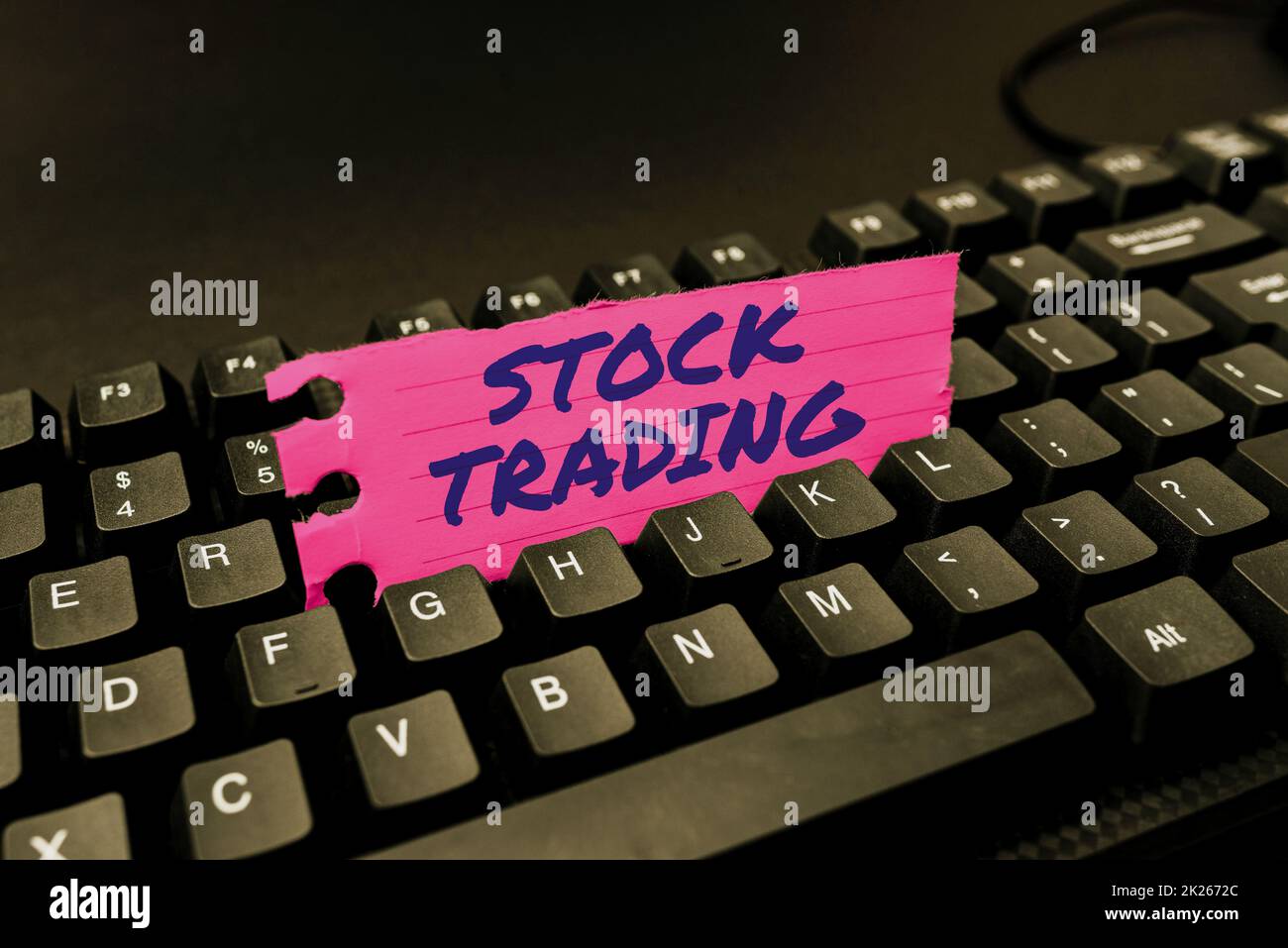 Testo di scrittura a mano Stock Trading. Concetto del Internet compri e vendi elettronicamente dei titoli sul pavimento di Exchange che scrive i programmi avanzati di lezione e di lezione, che scrive le nuove pagine dell'articolo Foto Stock