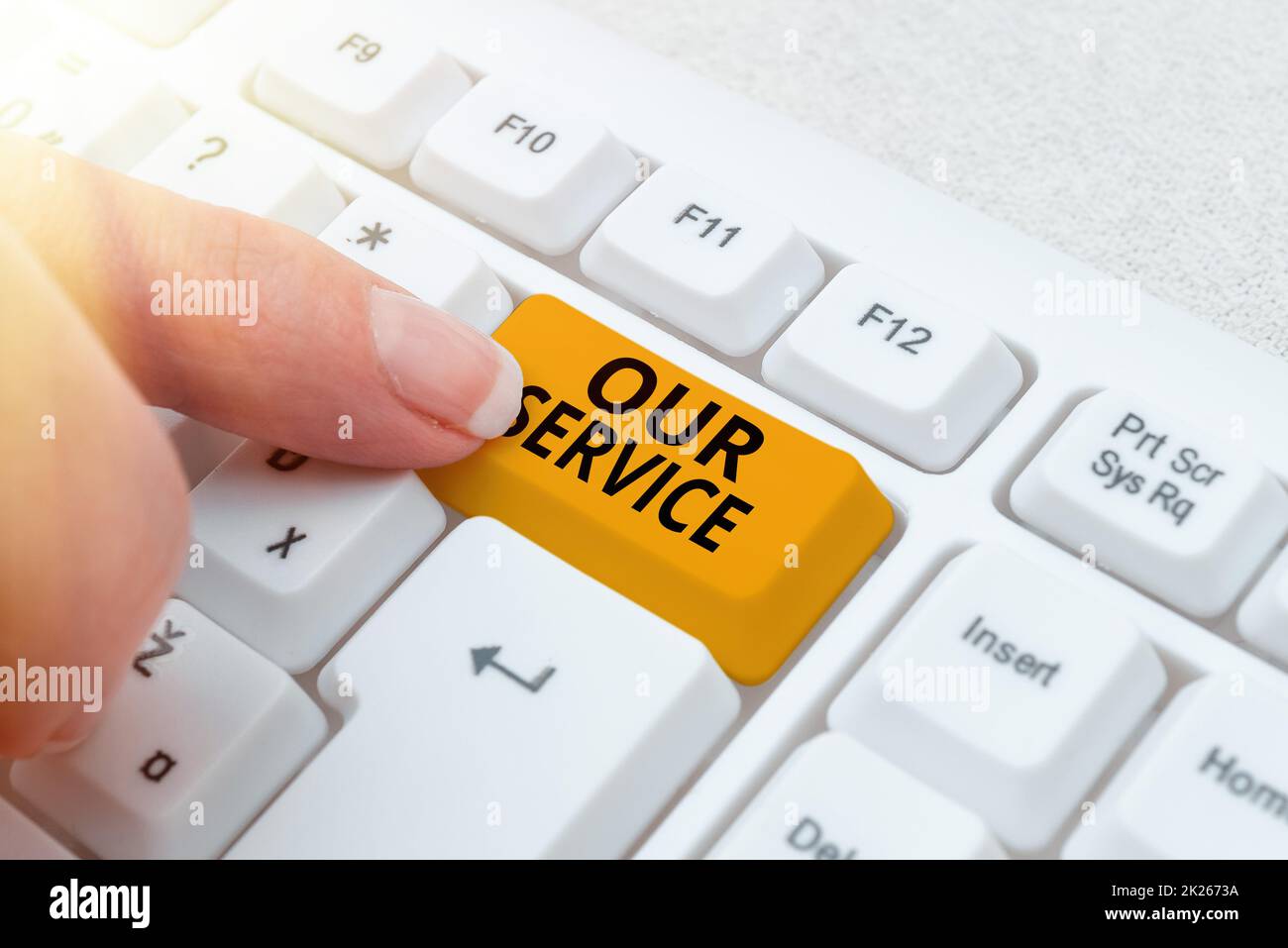 Presentazione concettuale del nostro Servizio. Parola scritta sul fornire assistenza al pubblico con un insieme specifico di abilità che generano il nuovo concetto di gioco di battitura a macchina, soluzioni astratte di problema di battitura a macchina Foto Stock