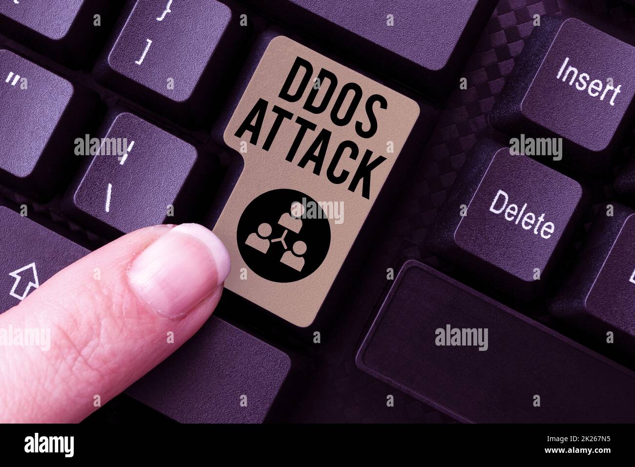 Attacco DDoS concettuale. Parola scritta su accesso disturbato al server normale causato da un sistema dannoso navigazione Online Transaction History, creazione di file system organizzato Foto Stock