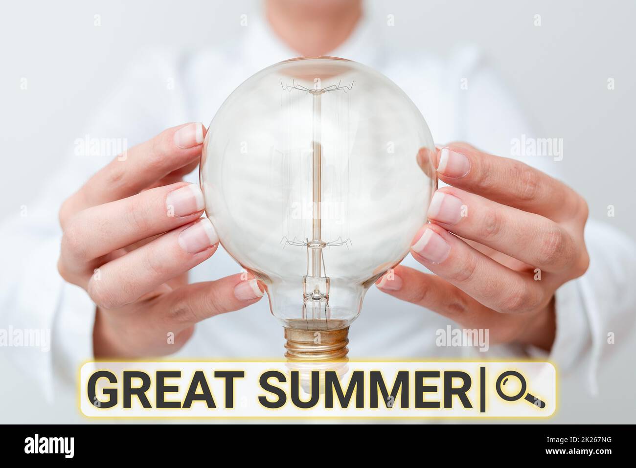 Scrittura visualizzazione testo Grande estate. Idea di affari avere divertimento buon sole andare alla spiaggia godendo all'aperto Lady in vestito che tiene la lampada con due mani che presenta le nuove idee di tecnologia Foto Stock