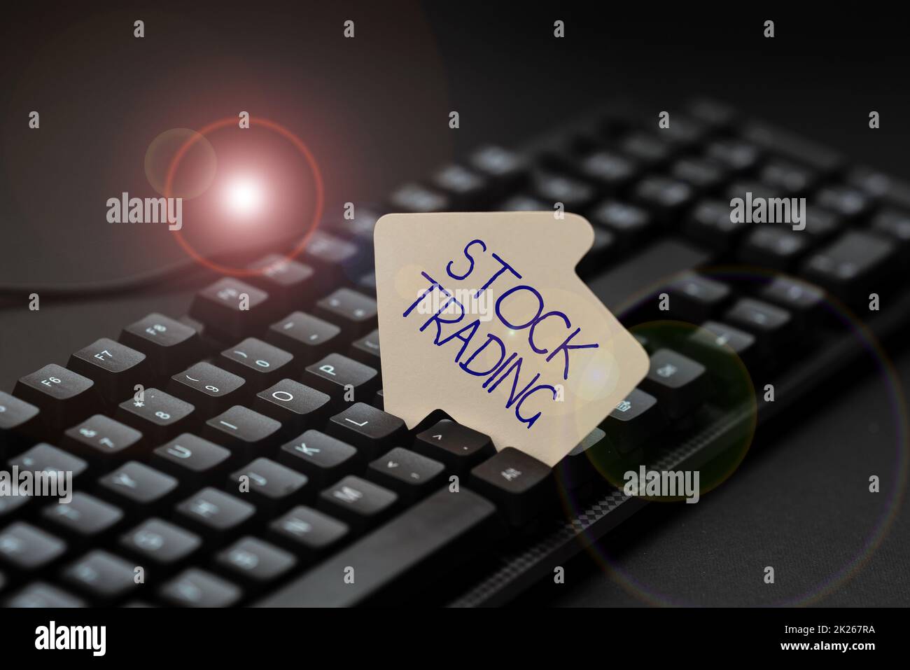 Cartello di testo che mostra Stock Trading. Approccio aziendale Acquisto e vendita di titoli in formato elettronico in Exchange Floor reclamo scritto sui social media, segnalazione di comportamenti online non corretti Foto Stock