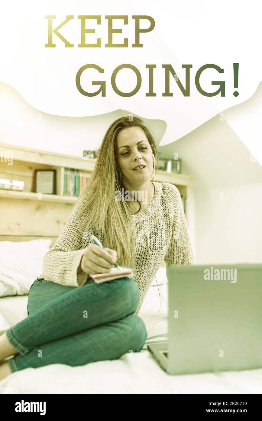 Scrittura visualizzazione testo continua. Foto concettuale per continuare a vivere normalmente, nonostante la situazione attuale occasionale Internet Surfing, studenti di ricerca on-line siti web Foto Stock