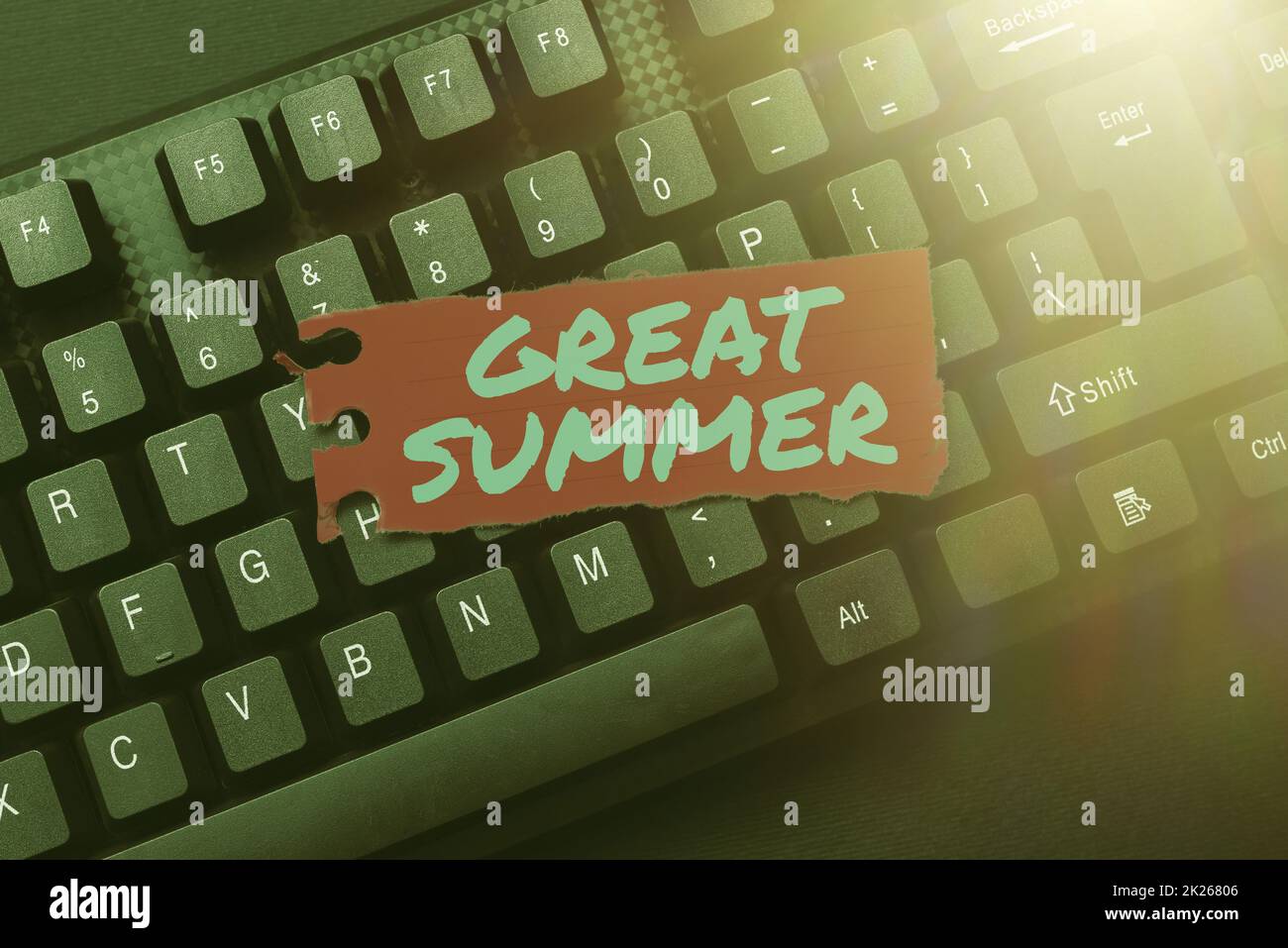 Scrittura a mano testo Grande estate. Concetto che significa avere divertimento buon sole andare alla spiaggia godendo all'aperto che scarica e scrive il soddisfare in linea, Abstract che risponde alle email Foto Stock