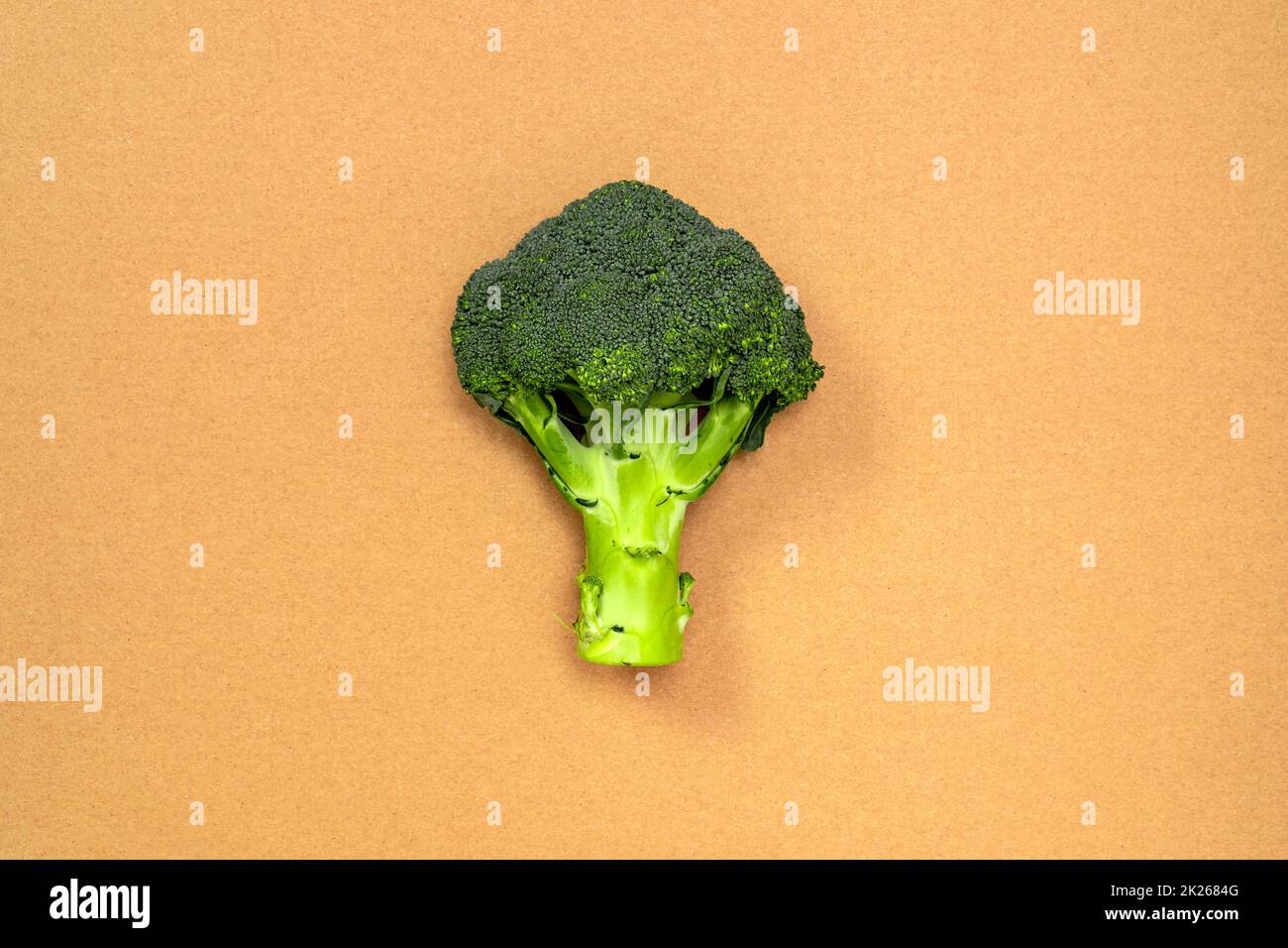 Broccoli su sfondo di cartone Foto Stock