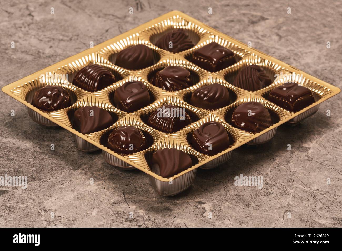 Cioccolatini assortiti in una scatola dorata Foto Stock