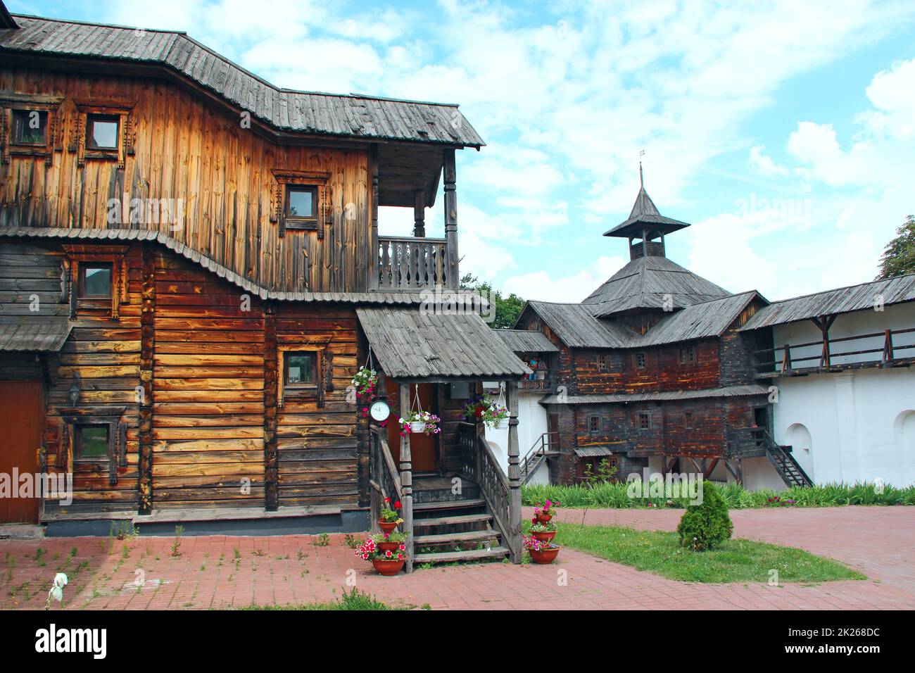 Antica fortezza slava in legno a Novhorod-Siverski. Vecchio edificio in legno Foto Stock