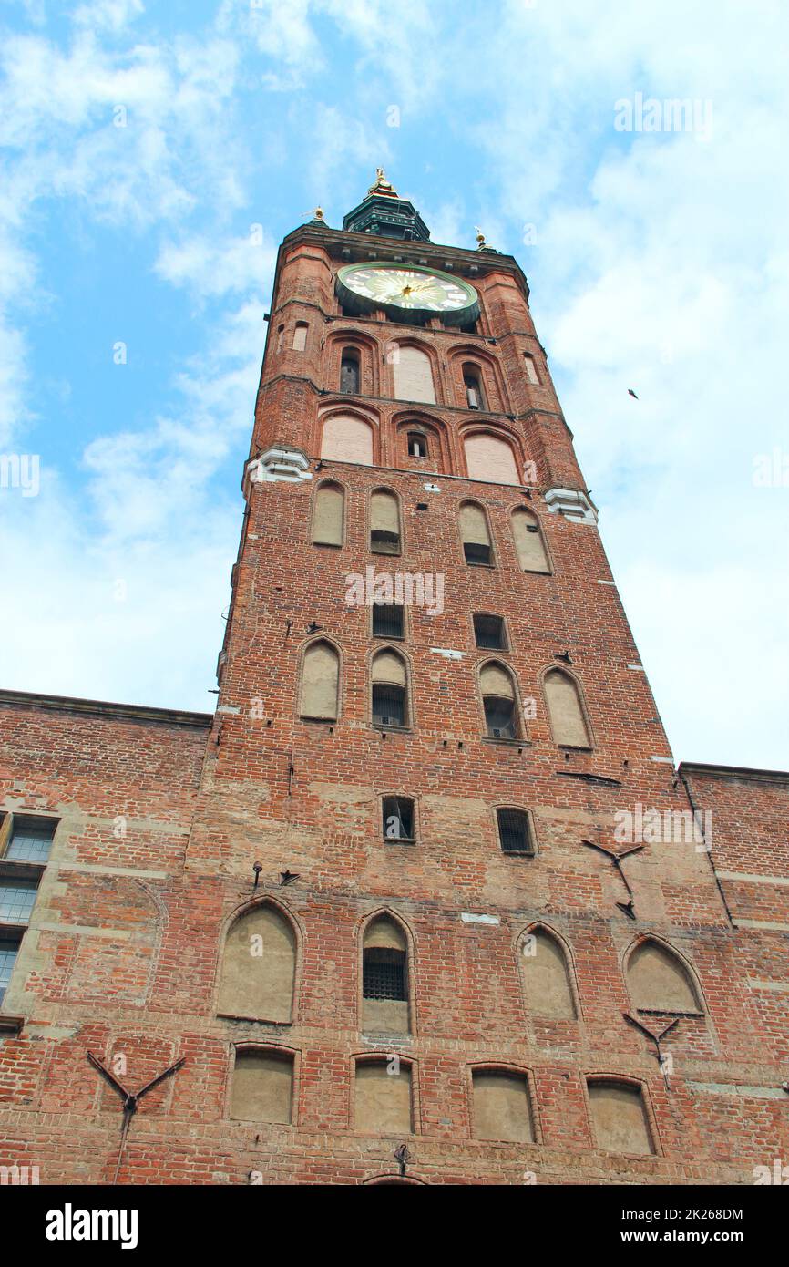 Antica torre di mattoni rossi con orologio a muro a Danzica. architettura dell'edificio cittadino Foto Stock