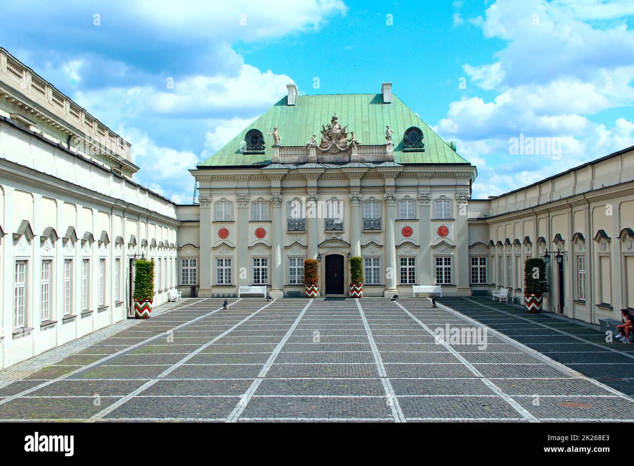 Palazzo con tetto in rame. Bella architettura con colonne bianche a Varsavia Foto Stock
