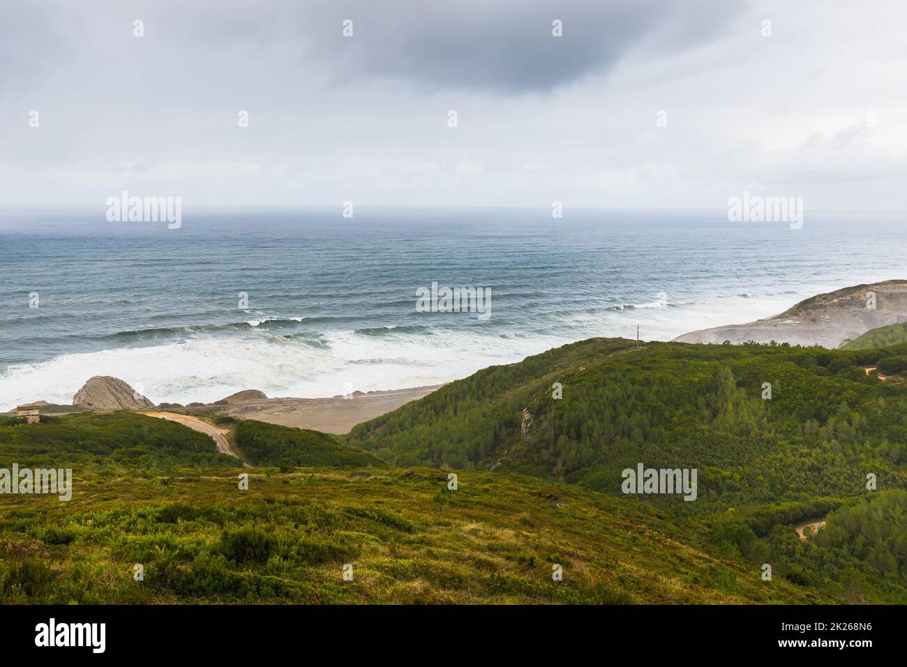 Vista sul mare in una giornata di cattivo tempo sulle alture di Figueira da Foz Foto Stock
