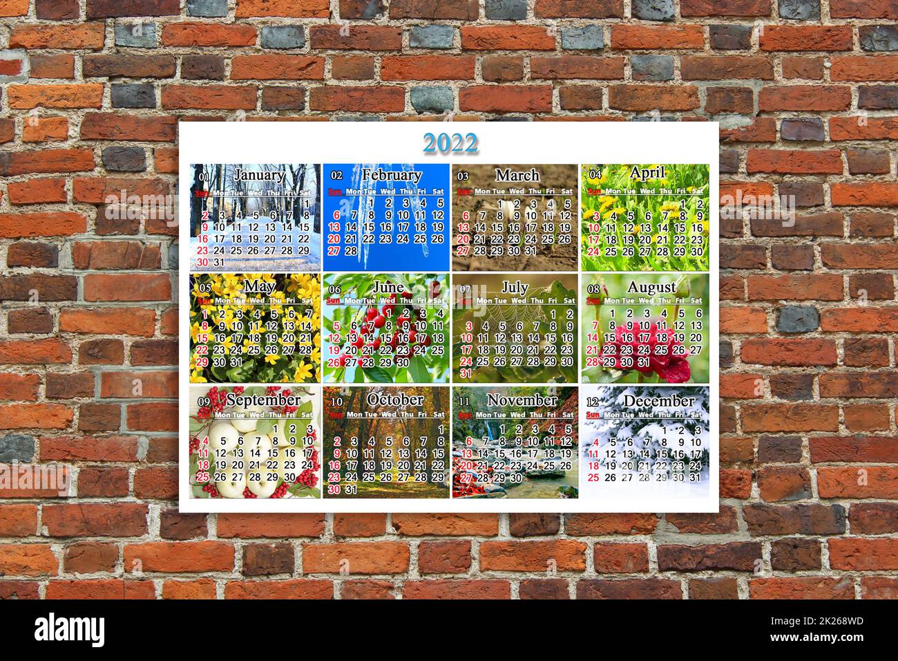 Muro di mattoni rossi. Calendario per il 2022 in inglese con foto della natura Foto Stock