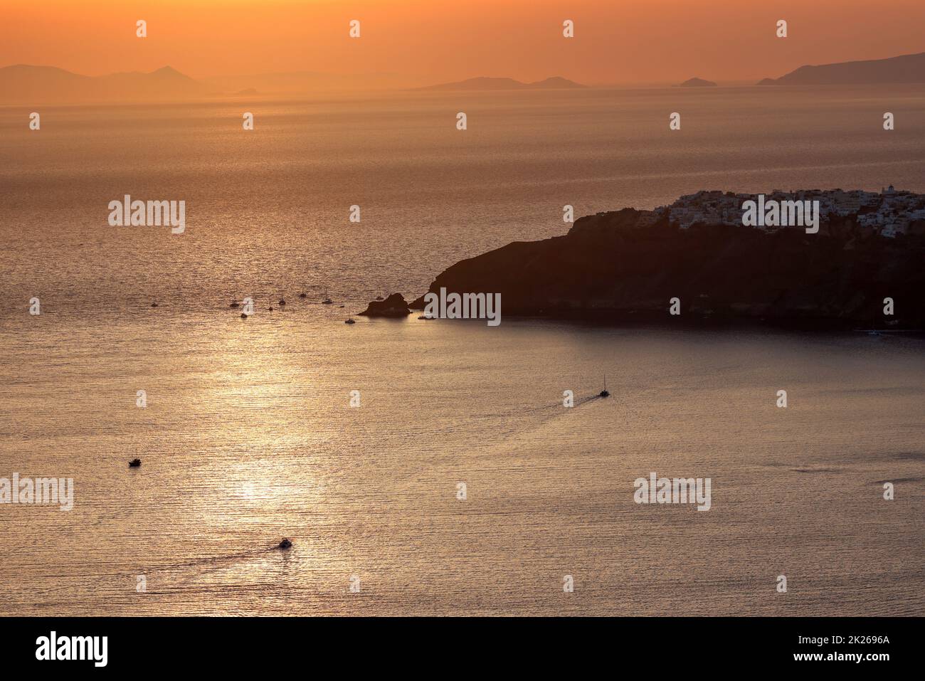 Tramonto su Santorini come visto da Imerovigli. CICLADI, Grecia Foto Stock