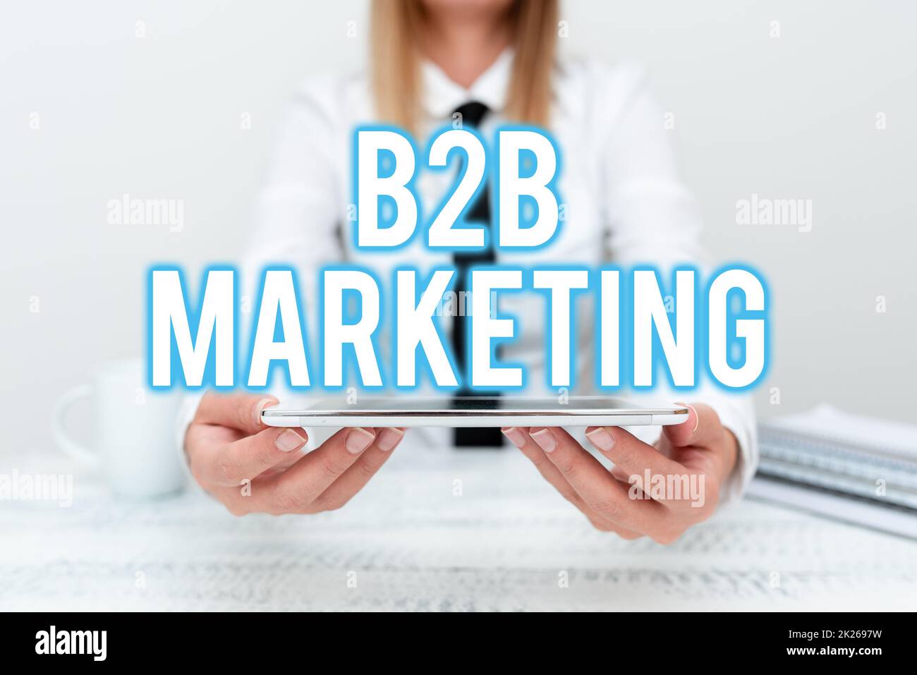 Scrittura a mano segno B2B Marketing. Word for isometric commerce Technology Successful a business collaboration Intern Starting A New Job Post, Student Presenting Report Studies Foto Stock