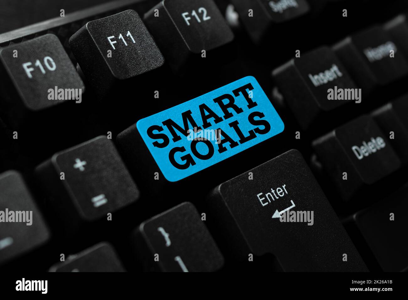 Scrittura di testo con gli Smart Goals. Business showcase mnemonic utilizzato come base per la definizione di obiettivi e direzione Abstract Office digitando lavori, scrivere rapporti di lavoro importanti Foto Stock