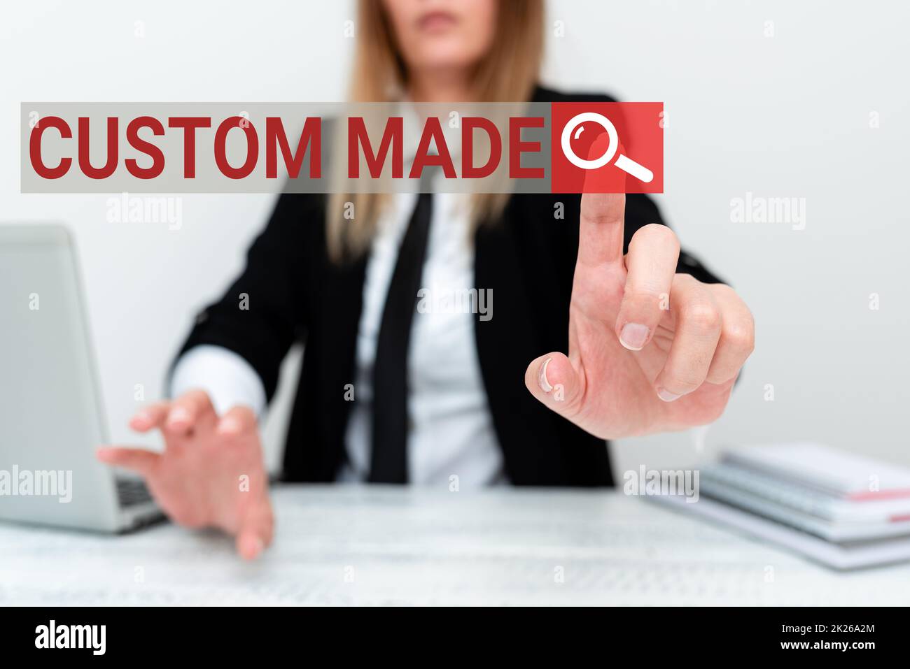 Cartello con scritta Custom Made. Panoramica aziendale oggetto personalizzato costruito sulla base delle specifiche del cliente è Assistente che offre istruzioni e consigli di formazione, discutendo di nuovo lavoro Foto Stock