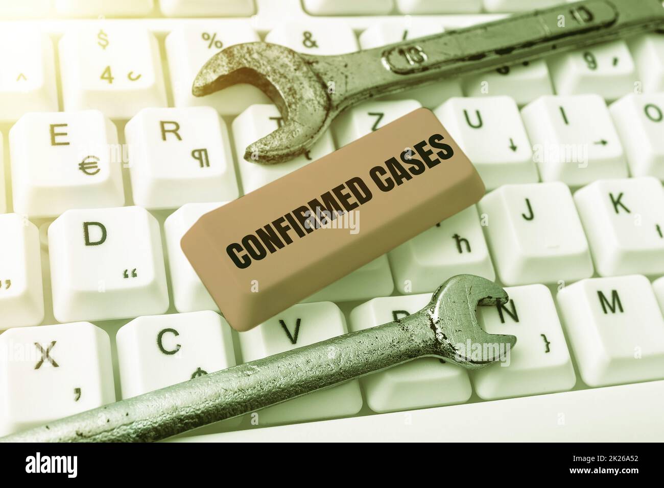 Firma scritta a mano casi confermati. Concetto aziendale insieme di circostanze o condizioni che richiedono un'azione di download di file e dati online, caricamento dei codici di programmazione Foto Stock