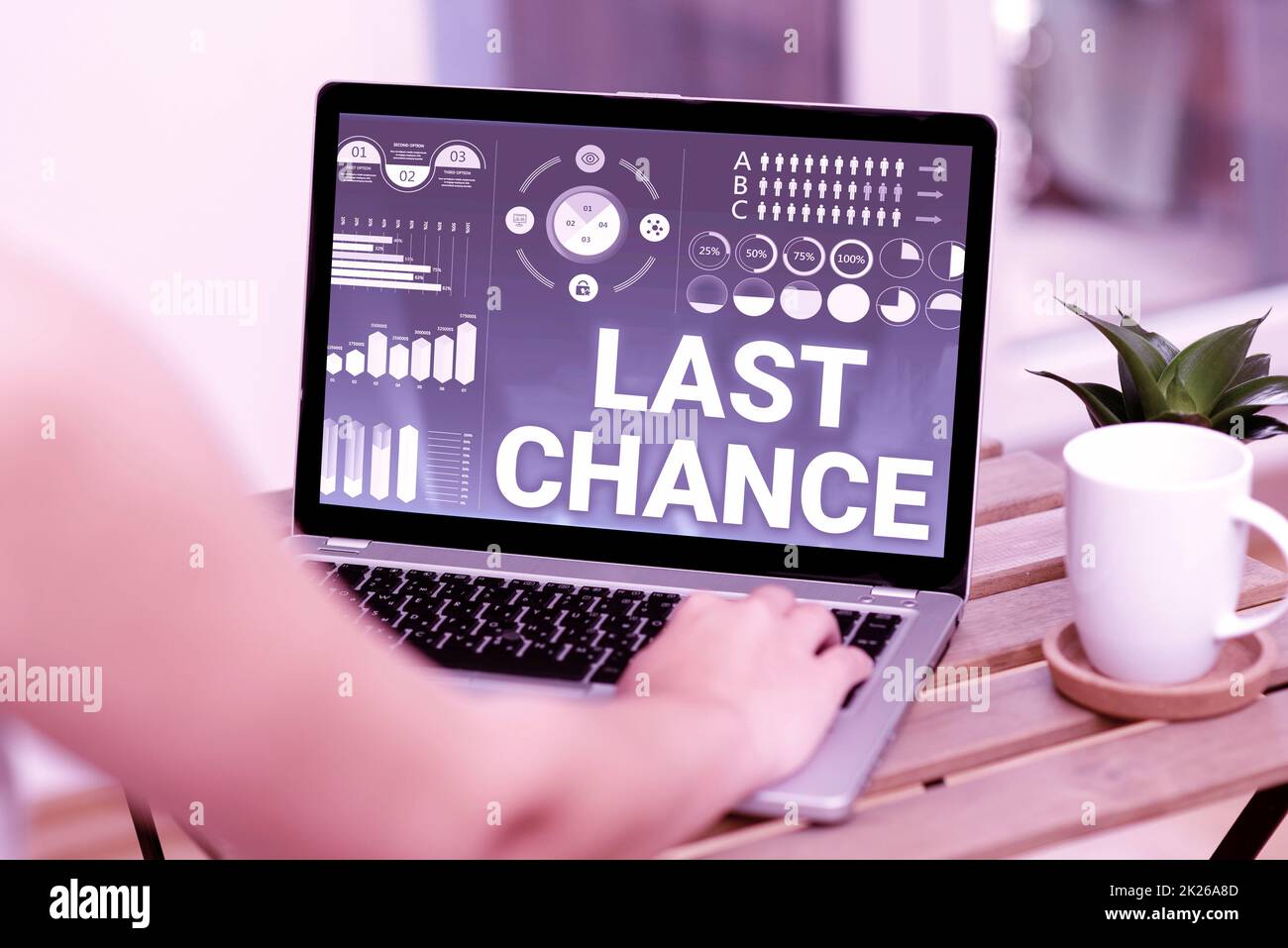 Visualizzazione concettuale ultima chance. Concetto che significa un'opportunità finale data a una persona con un risultato incerto digitando a mano sul laptop accanto a Coffe Mug e impianto di lavoro da casa. Foto Stock